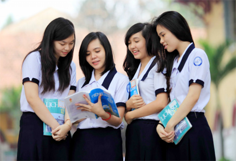 Chương trình trao quà hỗ trợ cho học sinh gặp khó khăn