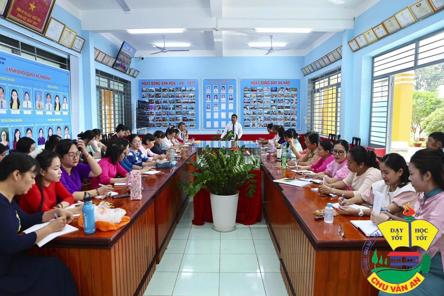 Họp hội đồng nhà trường